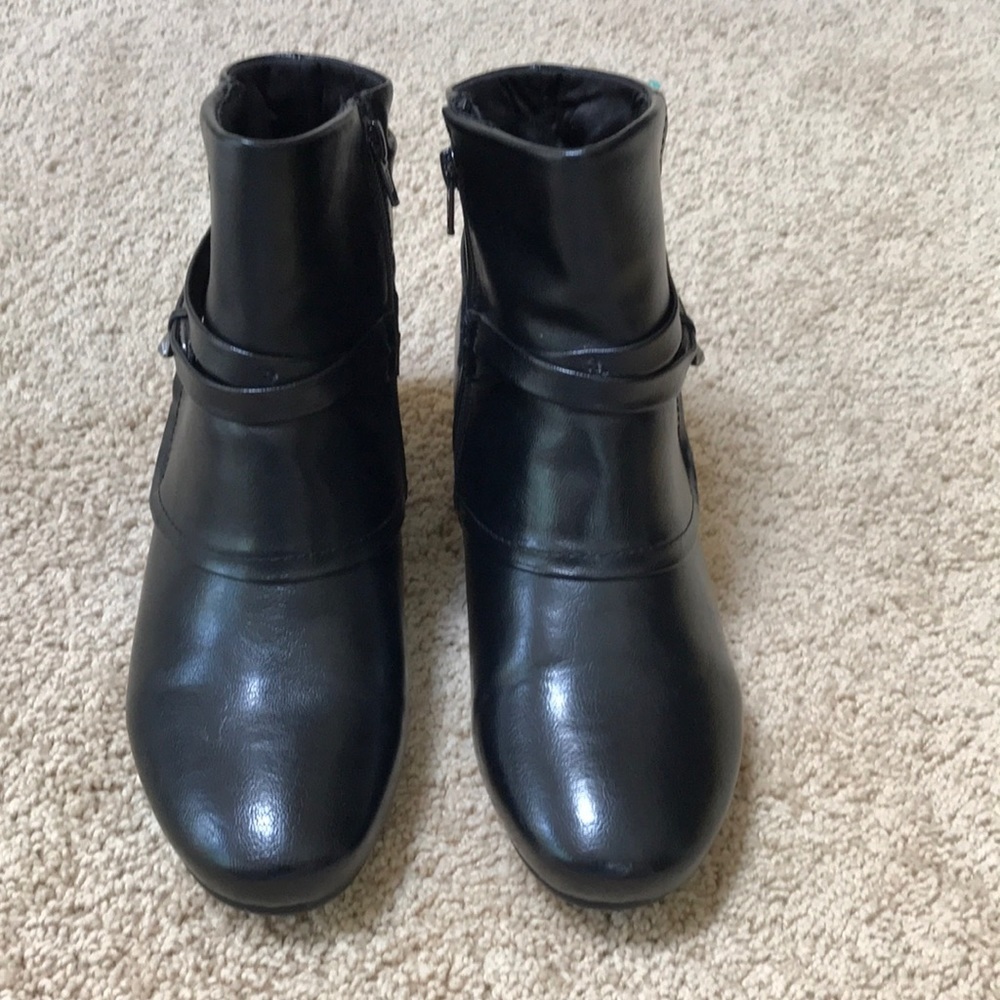 YUU SZ 9W black scarlet ankle boots.